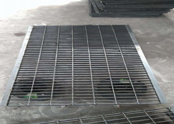 China SGS Metal Grates For Driveways / Rectangular Gutter 50 / 100mm Twisted Bar Pitch supplier